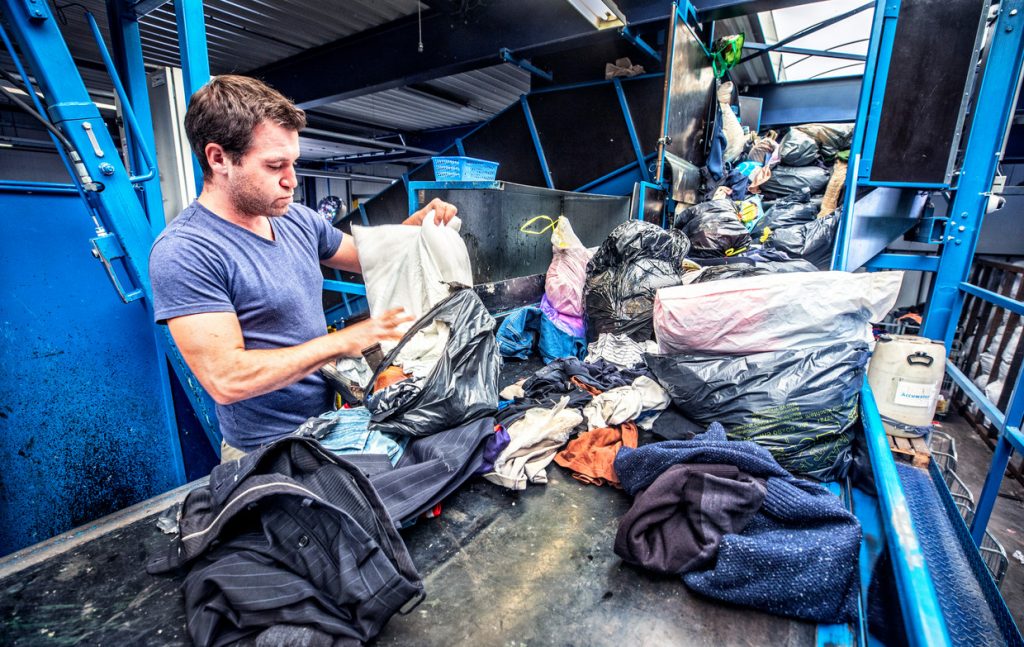 Man zoekt kleding uit